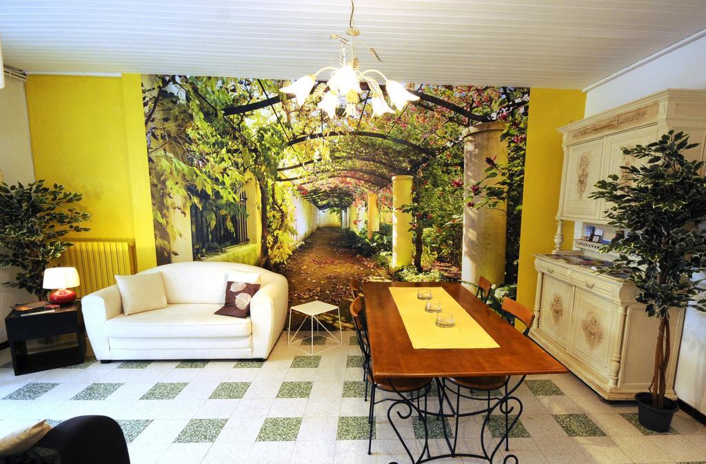 Chez Madeleine Bed and Breakfast Saint-Colomb-de-Lauzun Εξωτερικό φωτογραφία