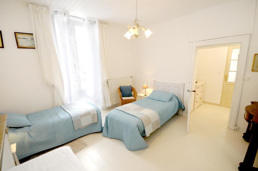Chez Madeleine Bed and Breakfast Saint-Colomb-de-Lauzun Δωμάτιο φωτογραφία