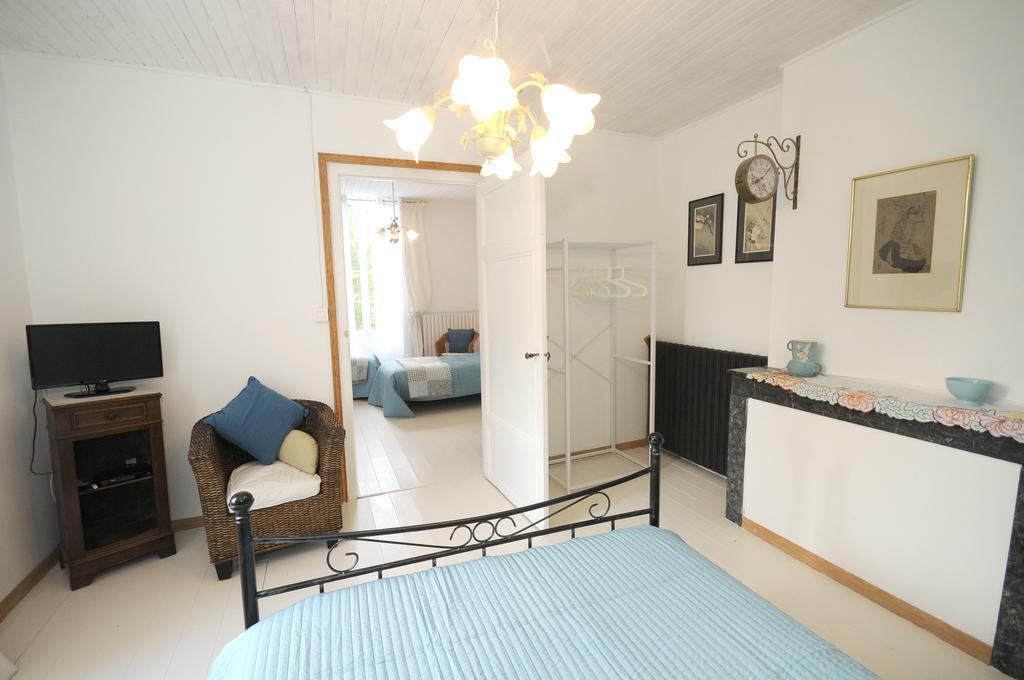 Chez Madeleine Bed and Breakfast Saint-Colomb-de-Lauzun Δωμάτιο φωτογραφία