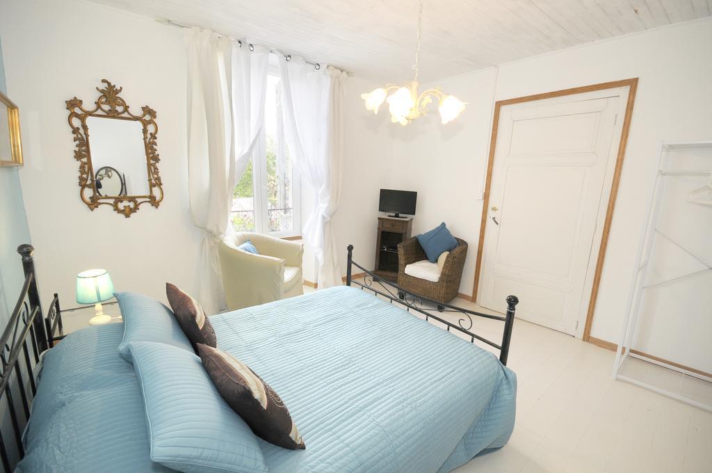 Chez Madeleine Bed and Breakfast Saint-Colomb-de-Lauzun Δωμάτιο φωτογραφία